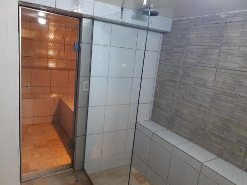 Bilik mandi di Pousada Chale da Montanha