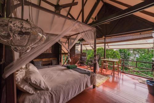 1 dormitorio con 1 cama, mesa y sillas en The Dusun en Seremban