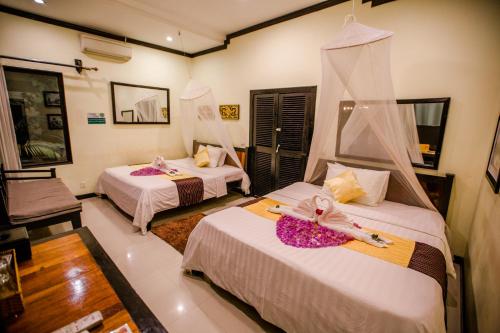 เตียงในห้องที่ The Sanctuary Villa Battambang