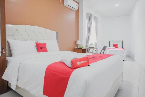 Tempat tidur dalam kamar di RedDoorz Syariah near Transmart Lampung