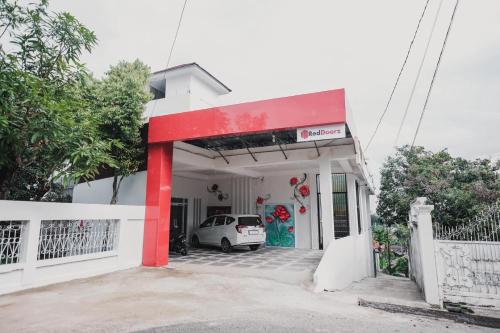 占碑市RedDoorz Syariah near Arafah Hospital Jambi的停在加油站的汽车
