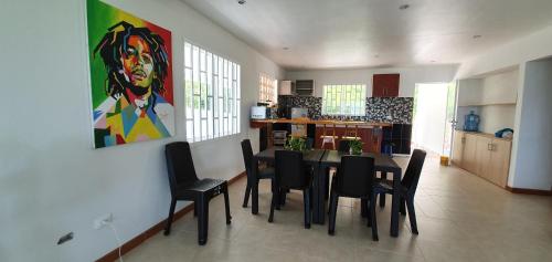 eine Küche und ein Esszimmer mit einem Tisch und Stühlen in der Unterkunft Red Snapper Guest House in Providencia