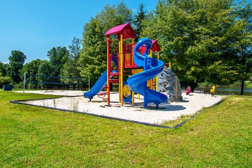 um parque infantil com escorrega num parque em Hershey Camping Resort Park Model 6 em Mount Wilson