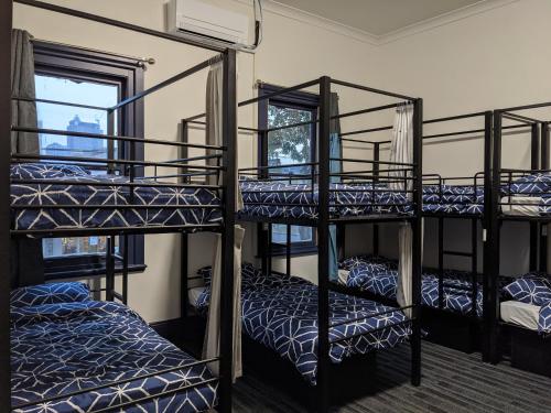 Postel nebo postele na pokoji v ubytování Queen Victoria Hostel