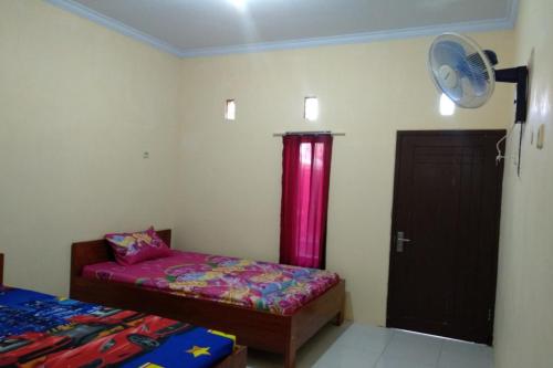 Un pat sau paturi într-o cameră la Kelapa Gading Homestay Syariah RedPartner