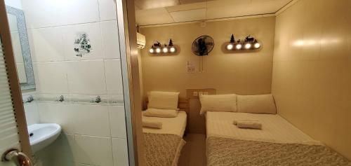 香港的住宿－New hoover hostel，一间带卫生间和水槽的小浴室