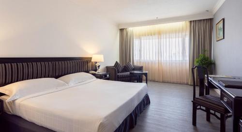 Postel nebo postele na pokoji v ubytování Bayview Hotel Melaka