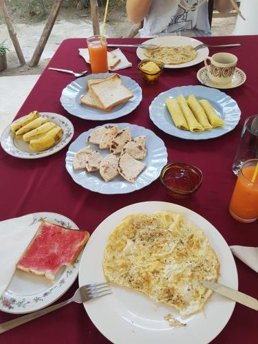 Una mesa con platos de comida encima en T & U Homestay, en Katunayake