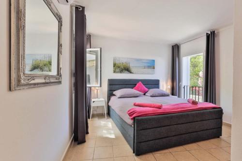 Postel nebo postele na pokoji v ubytování Villa LUMI-Oleanda 8 Pers am Yachthafen Cala d' Or