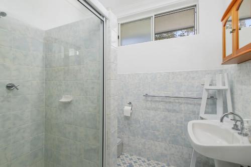 ein Bad mit einer Dusche und einem Waschbecken in der Unterkunft Maliblue, 5/1 Main Street, Crescent Head in Crescent Head