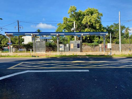 an empty parking lot at a gas station at Villa Ebène - Ideal Location in Rose Hill in Rose Hill