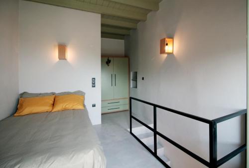ein Schlafzimmer mit einem Bett und zwei Lampen an der Wand in der Unterkunft New Guesthouse in Emporios in Emporeiós