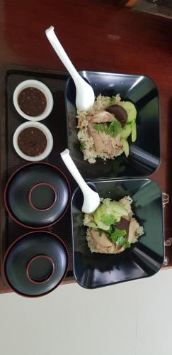 duas bandejas de comida numa mesa com colheres em Hua Hin Lae I Aoon em Hua Hin