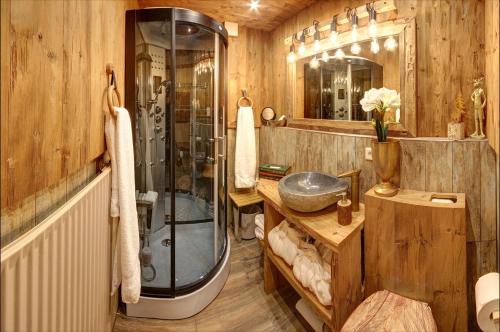 uma casa de banho com um chuveiro e um lavatório. em Chalet Alpenblick Inzell em Inzell