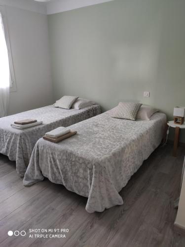 twee bedden naast elkaar in een slaapkamer bij Cassis centre in Cassis