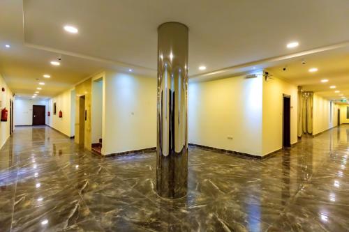 a hallway with a pole in the middle of a building at منازل الماسة للشقق المخدومـة in Hail