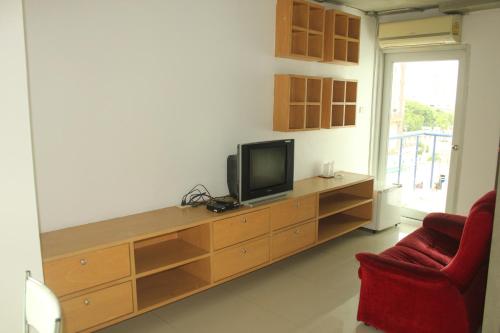 Телевизор и/или развлекательный центр в Bansabai Sabaidee Service Apartment