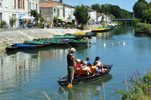 un groupe de personnes dans un bateau sur une rivière dans l'établissement Chez mémé Lisette, à Coulon