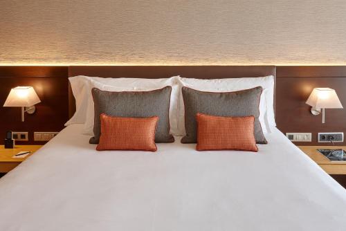 
Een bed of bedden in een kamer bij Gran Hotel Domine Bilbao
