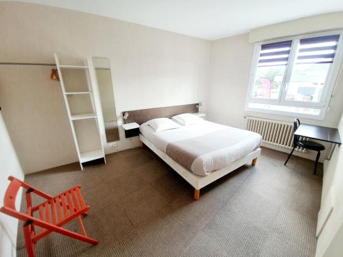 une chambre avec un lit blanc et une chaise rouge dans l'établissement Le Toul' Broch, à Baden