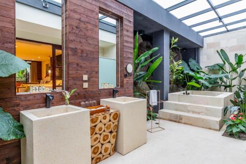 a house with two sinks in a courtyard with plants at The Bale Villas牛眠埔里 in Puli
