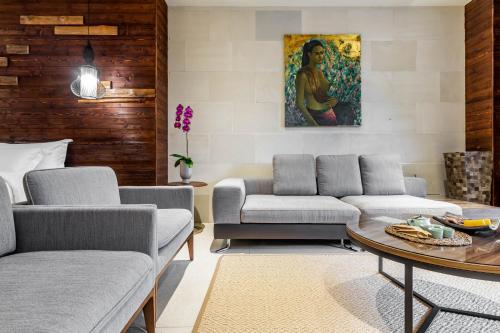 a living room with two couches and a table at The Bale Villas牛眠埔里 in Puli