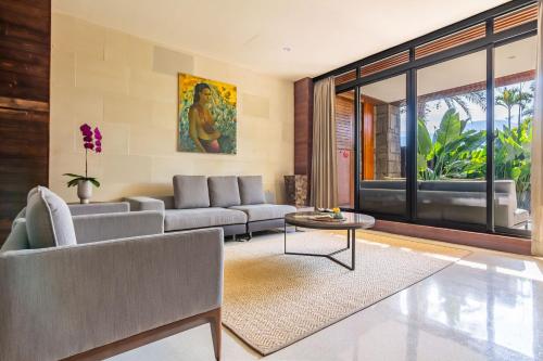 a living room with a couch and a table at The Bale Villas牛眠埔里 in Puli