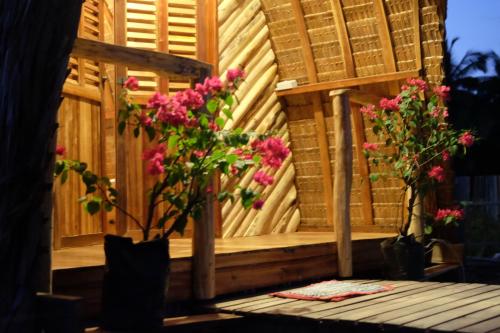 Taman di luar Palayan Paradise Huts