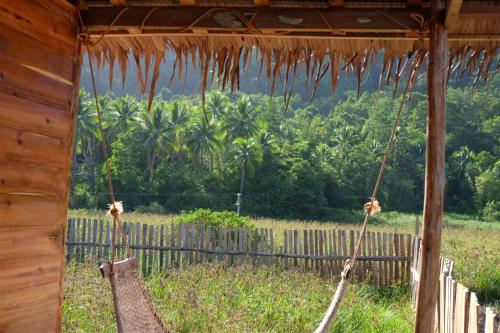 Taman di luar Palayan Paradise Huts
