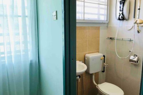 Lahat的住宿－Lanesra Home @ Lahat，一间带卫生间和水槽的浴室