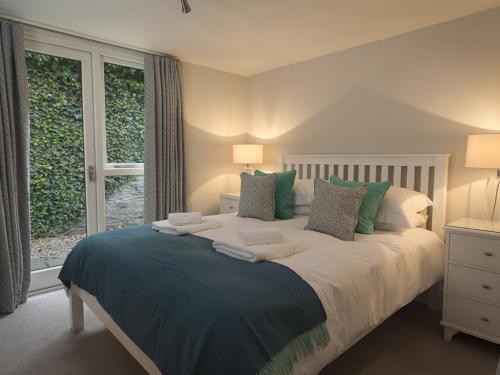 En eller flere senge i et værelse på 4 Keeper's Cottage, Hillfield Village