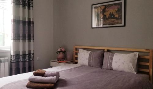 um quarto com uma cama com duas toalhas em Plovdiv Top Center 2 Bdrm Apartment, 5min from Central Square & Garden, FREE Parking em Plovdiv