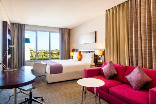 Postel nebo postele na pokoji v ubytování Holiday Inn Muscat AlSeeb by IHG