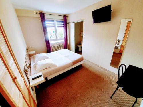 une chambre d'hôtel avec un lit et une fenêtre dans l'établissement Le Toul' Broch, à Baden