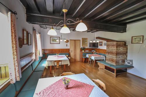 ein Wohnzimmer mit einem Tisch und einer Küche in der Unterkunft Ferienhof Rabenreith in Grossraming