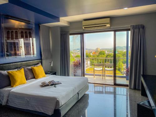 Giường trong phòng chung tại Sino Inn Phuket Hotel - SHA Plus