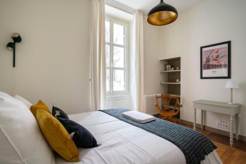 - une chambre avec un lit blanc et une fenêtre dans l'établissement Pour une escapade à Nantes, face au Musée d’Arts, à Nantes