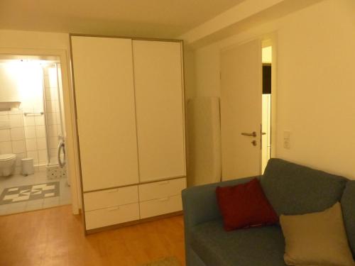 uma sala de estar com um sofá e uma casa de banho em Ehemalige Rosengärtnerei em Randersacker
