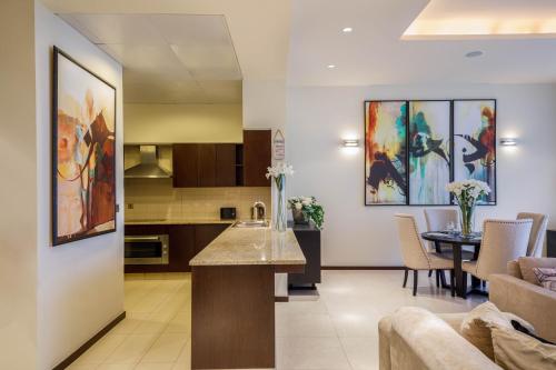 Kuchyň nebo kuchyňský kout v ubytování Maison Privee - Spacious Apt on Palm Jumeirah w Sea Views and Premium Facilities Access