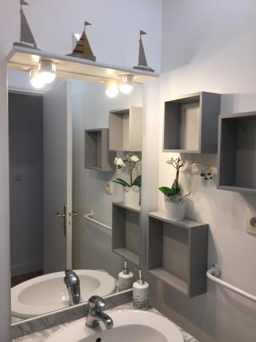 a bathroom with a sink and a mirror at La terrasse honfleuraise in Honfleur