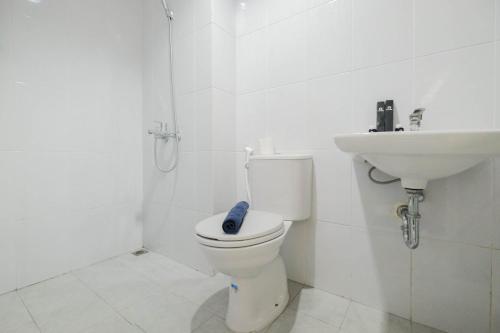 Koupelna v ubytování Town View 1BR at Patraland Urbano Apartment By Travelio