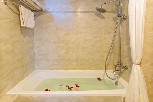 Phòng tắm tại Lunar Hotel Danang