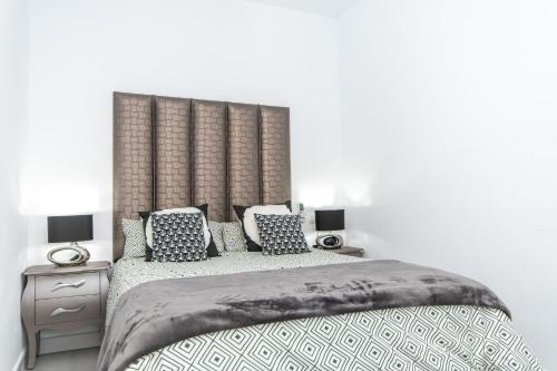 A bed or beds in a room at Cubo's Cozy & Modern Sol de Malaga
