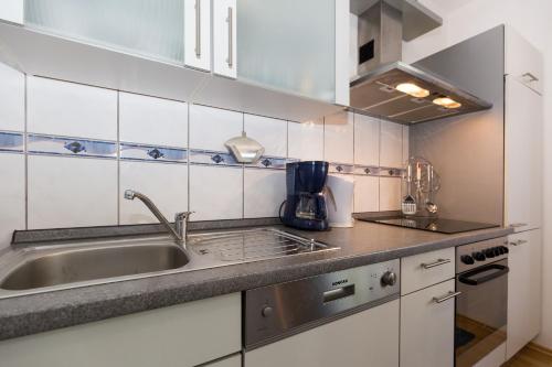 een keuken met een spoelbak en een aanrechtblad bij Apartment Twisting By The Private Pool in Zadar