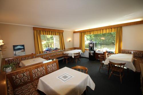 a dining room with tables and chairs at Haus Wolfgang in Reifnitz