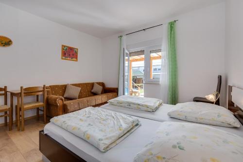 een slaapkamer met twee bedden en een woonkamer bij Apartment Twisting By The Private Pool in Zadar