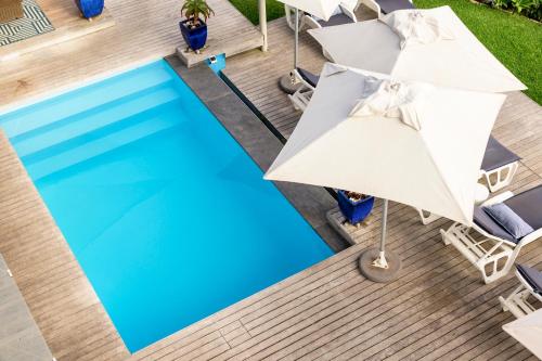 an overhead view of a swimming pool with umbrellas at Beach Villa Wilderness in Wilderness