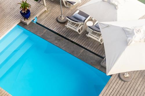 an overhead view of a swimming pool with umbrellas at Beach Villa Wilderness in Wilderness