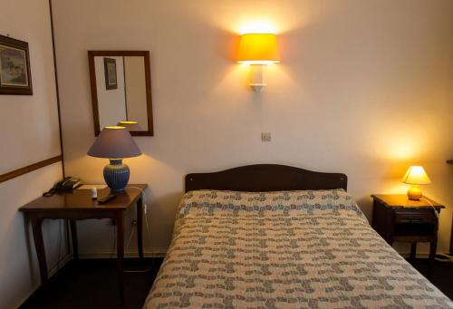 Postel nebo postele na pokoji v ubytování Hôtel de Flandre