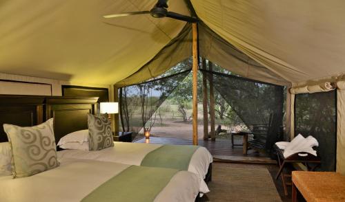 En eller flere senge i et værelse på Rhino Walking Safaris
